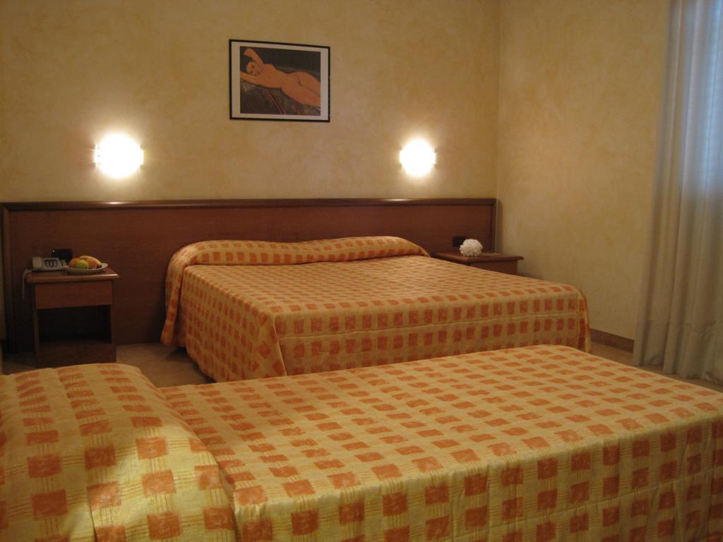 Hotel Italia Carmagnola Oda fotoğraf