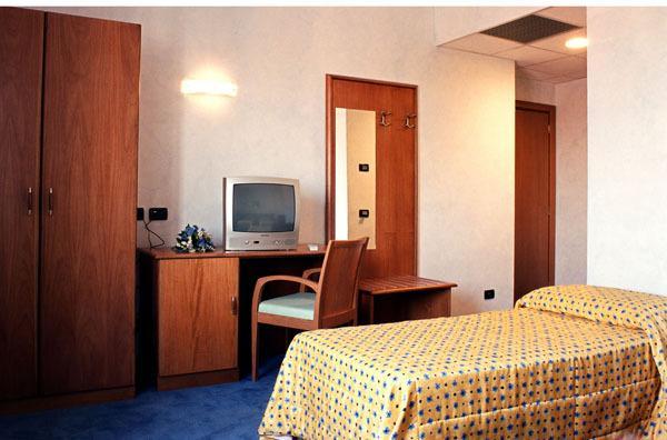 Hotel Italia Carmagnola Oda fotoğraf