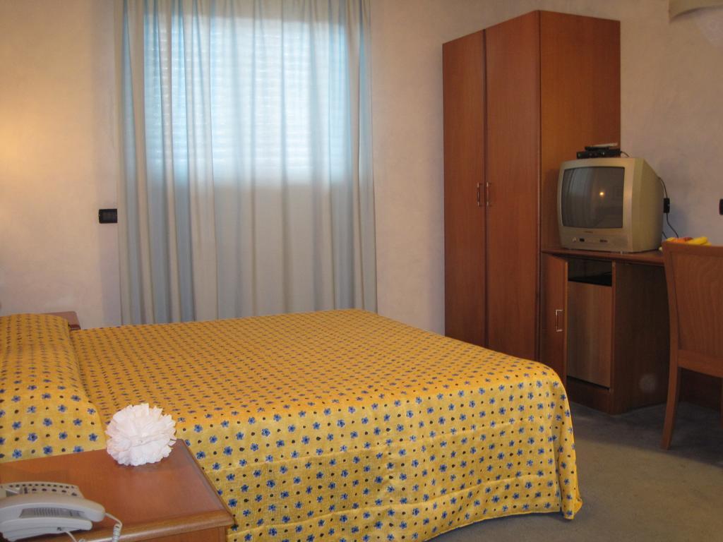 Hotel Italia Carmagnola Oda fotoğraf