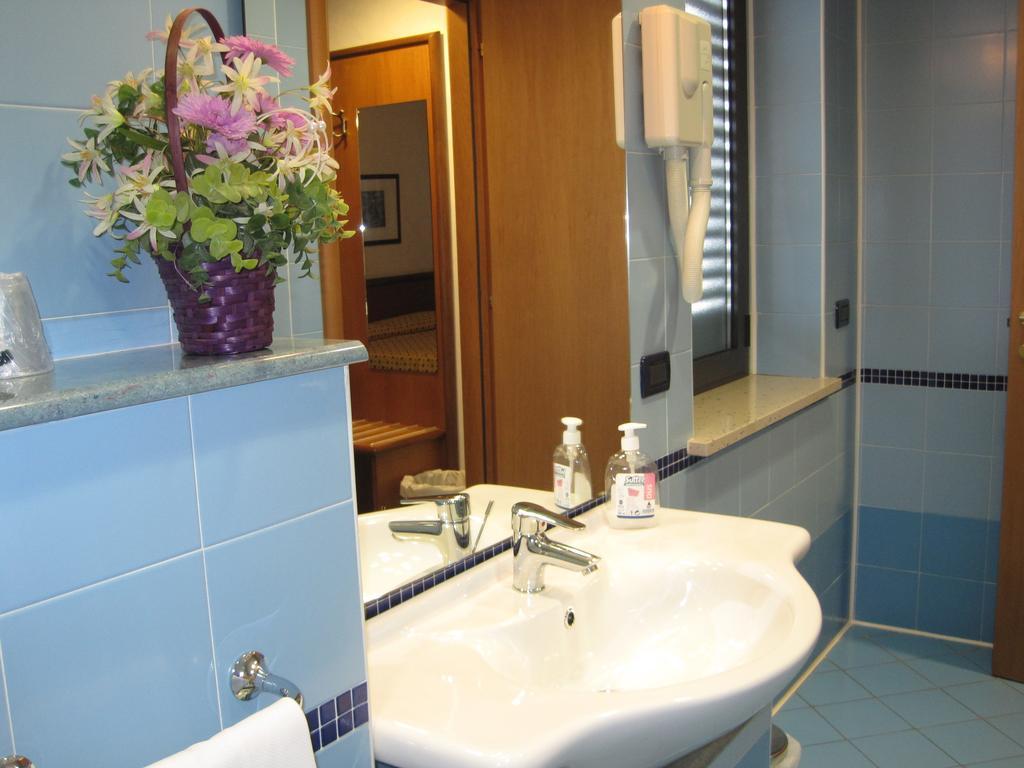 Hotel Italia Carmagnola Oda fotoğraf